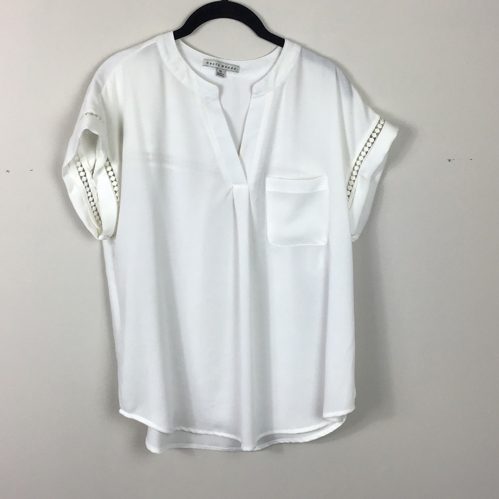 Haute Monde white v-neck top with embroidered details short sleeves size XL